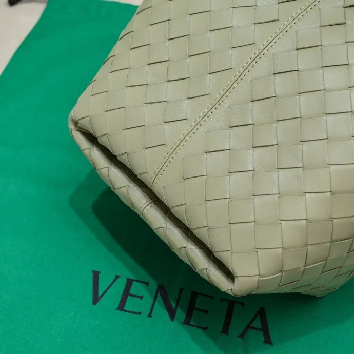 Batch 1560 #Bv 2023 new Flip Flap tote bag, simple and practical tote body design, classic leather weaving, fully displaying Bv craftsmanship, and making the whole bag look more refined. The zippered small pocket can be placed inside the bag, or can be placed outside as a handbag seal. The versatile small tote [happy] is both fashionable and practical. It is suitable for a variety of occasions. It is made of top-grade happa lambskin. It is very soft and lightweight. The bag shape that can stand up without falling down is really nice. It is the first choice for fashion workers and expectant mothers. Size: 23x18.5x15, model: 7746